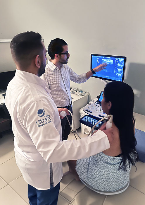 Profissional médico analisando informações clínicas
